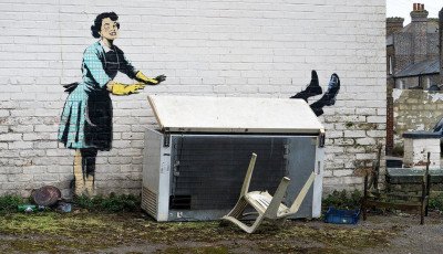 Valentin-napi &aacute;larc - &Uacute;jabb Banksy alkot&aacute;s bukkant fel