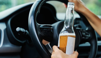 Benyomva vezetett ez&eacute;rt bevitt&eacute;k, de nem zavarta, m&eacute;g aznap &uacute;jra elfogt&aacute;k r&eacute;szegen