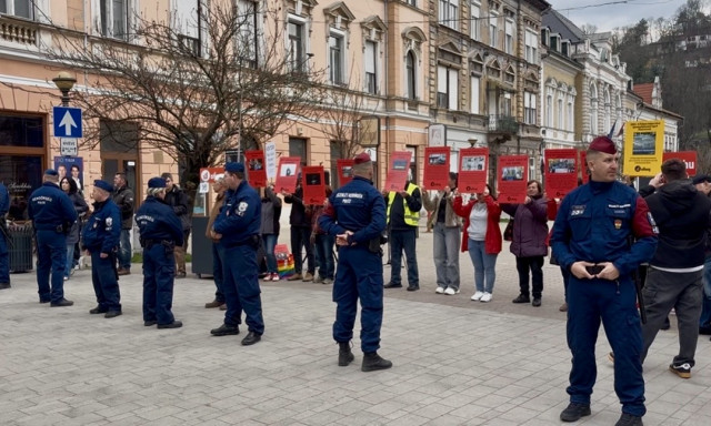 Az elm&uacute;lt 16 &eacute;v politikai botr&aacute;nyaival szembes&iacute;tik Orb&aacute;nt az aPont Veszpr&eacute;m aktivist&aacute;i p&eacute;nteken