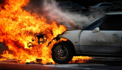 Szem&eacute;lyg&eacute;pkocsi &eacute;gett G&oacute;g&aacute;nf&aacute;n