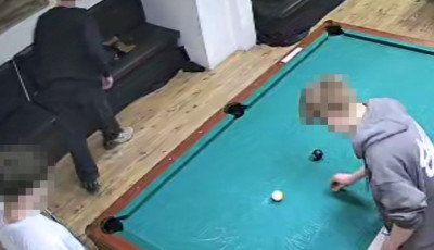 N&eacute;gy k&ouml;z&eacute;piskol&aacute;s megrong&aacute;lta egy veszpr&eacute;mi vend&eacute;gl&aacute;t&oacute;hely bili&aacute;rdasztal&aacute;t, 150 ezer forintos k&aacute;rt okoztak