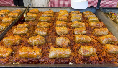 T&ouml;lt&ouml;tt k&aacute;poszta, bor &eacute;s p&aacute;linka illata lengi majd be Kenes&eacute;t