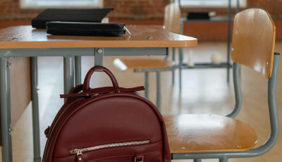 Egy iskola sem marad ki, &eacute;rkeznek a gerincv&eacute;dő sz&eacute;kek a sulikba