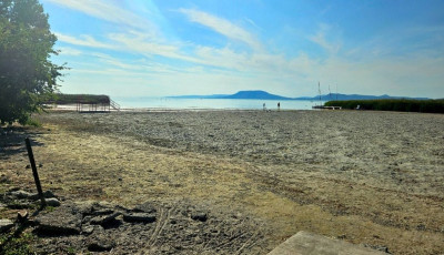 Kisz&aacute;radt az egyik legn&eacute;pszerűbb strand a Balatonn&aacute;l
