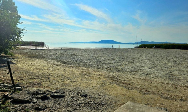 Kisz&aacute;radt az egyik legn&eacute;pszerűbb strand a Balatonn&aacute;l