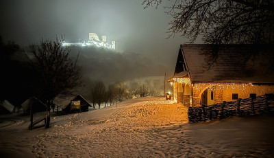 &Uacute;j t&eacute;li attrakci&oacute; a Bakonyban - Korcsolyap&aacute;lya ny&iacute;lt a cseszneki v&aacute;r l&aacute;b&aacute;n&aacute;l