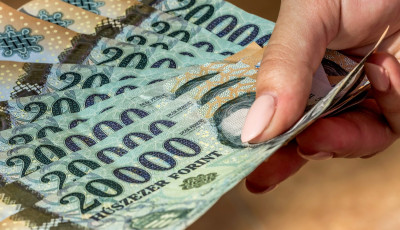 Brutt&oacute; 436 300 forint volt az &aacute;tlagkereset j&uacute;niusban a KSH szerint