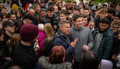Kicsit m&aacute;r szexi lett k&ouml;z&eacute;lettel foglalkozni a fiatalok k&ouml;r&eacute;ben - Magyar P&eacute;ter Veszpr&eacute;mben j&aacute;rt - VIDE&Oacute;