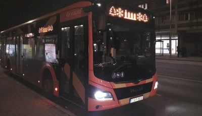 A kar&aacute;csony a nyakunkon - M&eacute;g a V-busz is meggy&uacute;jtotta az első adventi gyerty&aacute;t vas&aacute;rnap