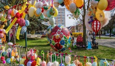 Mes&eacute;be illő h&uacute;sv&eacute;ti l&aacute;tv&aacute;ny: t&ouml;bb ezer toj&aacute;s bor&iacute;tja be Tapolca főter&eacute;t