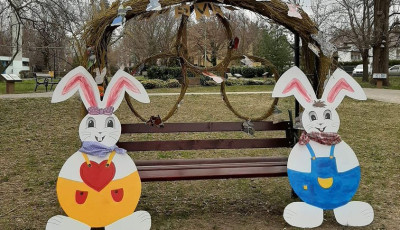 Szelfipaddal k&eacute;sz&uuml;l Balatonalm&aacute;di a h&uacute;sv&eacute;tra