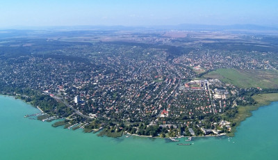 K&ouml;z- &eacute;s k&ouml;zleked&eacute;sbiztons&aacute;gi akci&oacute;t tart a rendőrs&eacute;g p&eacute;nteken Balatonalm&aacute;diban