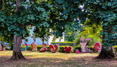 Dobozokb&oacute;l lett csoda: elk&eacute;pesztő szabadt&eacute;ri doboz-szobor ki&aacute;ll&iacute;t&aacute;s ny&iacute;lt egy somogyi falucsk&aacute;ban