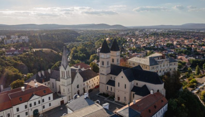 Lift &eacute;p&uuml;l a veszpr&eacute;mi v&aacute;rhoz - A f&ouml;ld alatt egy panelh&aacute;znyi m&eacute;lys&eacute;gben