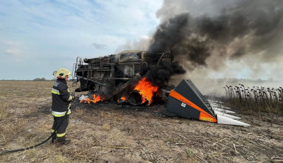 Komb&aacute;jn &eacute;gett Nemesg&ouml;rzs&ouml;ny k&ouml;zel&eacute;ben a sz&aacute;nt&oacute;f&ouml;ld&ouml;n