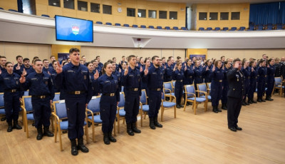 86 rendőr tisztjel&ouml;lt tett &uuml;nnep&eacute;lyes esk&uuml;t