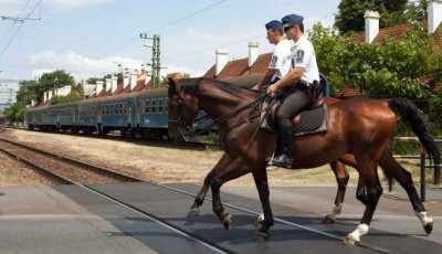 Ősszel is lovas rendőr&ouml;k teljes&iacute;tenek j&aacute;rőrszolg&aacute;latot a Balaton &eacute;szaki partj&aacute;n
