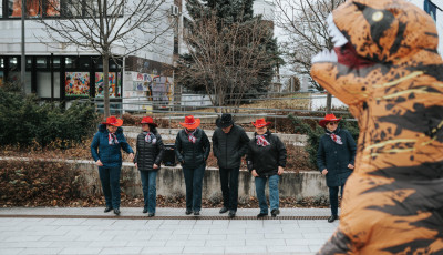 Semmi k&uuml;l&ouml;n&ouml;s, csak egy T-Rex futk&aacute;rozott  Veszpr&eacute;m belv&aacute;ros&aacute;ban