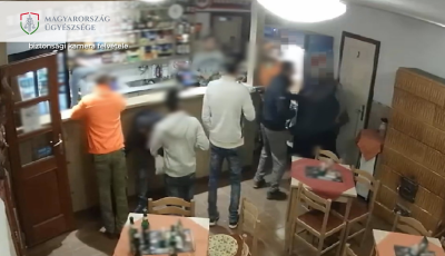 Balh&eacute; a cs&aacute;rd&aacute;ban &ndash; T&ouml;r&ouml;tt s&ouml;r&ouml;s&uuml;veggel szurk&aacute;lva pr&oacute;b&aacute;lta kifejezni v&eacute;lem&eacute;ny&eacute;t a f&eacute;rfi - VIDE&Oacute;