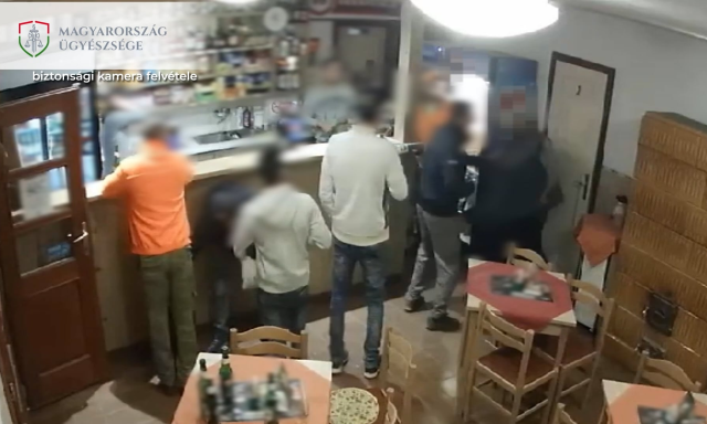 Balh&eacute; a cs&aacute;rd&aacute;ban &ndash; T&ouml;r&ouml;tt s&ouml;r&ouml;s&uuml;veggel szurk&aacute;lva pr&oacute;b&aacute;lta kifejezni v&eacute;lem&eacute;ny&eacute;t a f&eacute;rfi - VIDE&Oacute;