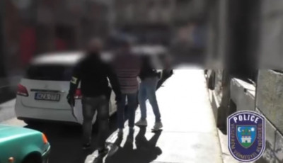 &Aacute;brah&aacute;mhegyen gar&aacute;zd&aacute;lkodott egy budapesti f&eacute;rfi - V&eacute;gigkarcolta egy kocsi oldal&aacute;t, majd egy polg&aacute;rőraut&oacute;t is megrong&aacute;lt