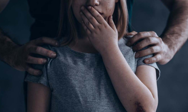 A Veszpr&eacute;mi J&aacute;r&aacute;sb&iacute;r&oacute;s&aacute;g elrendelte egy kiskor&uacute; l&aacute;nyokr&oacute;l pornogr&aacute;f felv&eacute;teleket megszerző f&eacute;rfi letart&oacute;ztat&aacute;s&aacute;t