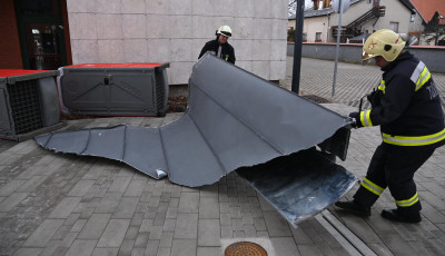 Megbontotta egy rakt&aacute;r&eacute;p&uuml;let tetej&eacute;t a sz&eacute;l Veszpr&eacute;mben