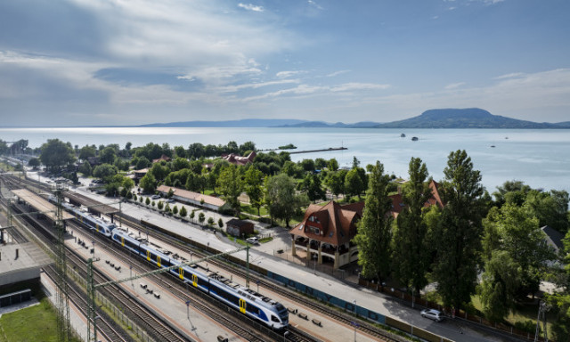 Az ut&oacute;szezonban is sűrűbb lesz a vas&uacute;ti k&ouml;zleked&eacute;s a Balatonhoz