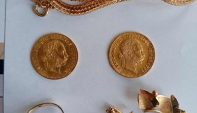 Az idős veszpr&eacute;mi n&eacute;ni az ablakon adta ki &eacute;kszereit az unok&aacute;z&oacute;s csal&oacute;nak