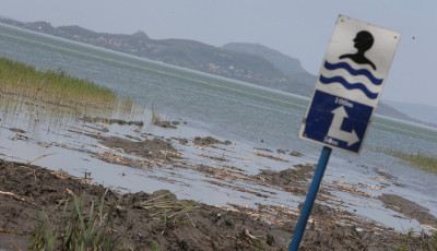 Iszapkotr&aacute;s a Balatonon: 50 ezer k&ouml;bm&eacute;ter &uuml;led&eacute;ket t&aacute;vol&iacute;tanak el a Si&oacute;foki-&ouml;b&ouml;lből