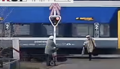 Centikkel &uacute;szta meg a bottal k&ouml;zlekedő idős h&ouml;lgy, hogy elsodorja a sz&aacute;zzal &eacute;rkező vonat - VIDE&Oacute;