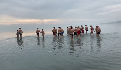 Csobbann&aacute;l a Balatonban m&aacute;rciusban? Hidegf&uuml;rdőz&eacute;sre h&iacute;vnak a Balatoni jegesmedv&eacute;k