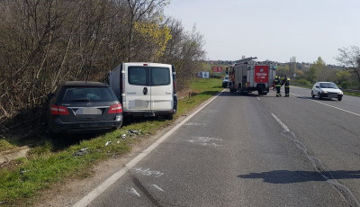 K&eacute;t aut&oacute; &uuml;tk&ouml;z&ouml;tt a Csopak &eacute;s Balatonf&uuml;red k&ouml;z&ouml;tti &uacute;tszakaszon
