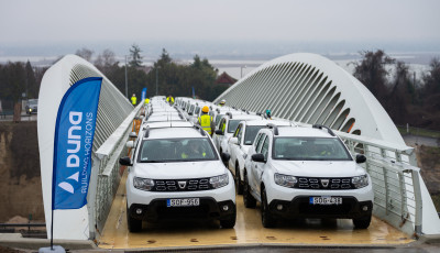 J&oacute;l vizsg&aacute;zott a pr&oacute;baterhel&eacute;sen - Aut&oacute;kkal &eacute;s gyalogosokkal tesztelt&eacute;k az M7-es &uacute;j h&iacute;dj&aacute;t