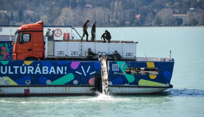 4 tonna pontyot telep&iacute;tettek Tihanyn&aacute;l a Balatonba