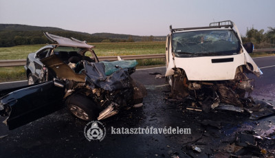 Egy furgon &eacute;s egy szem&eacute;lyaut&oacute; &uuml;tk&ouml;z&ouml;tt V&aacute;roslőd t&eacute;rs&eacute;g&eacute;ben