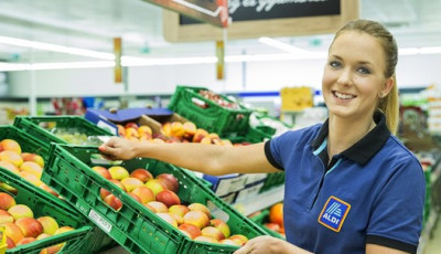 8 sz&aacute;zal&eacute;kkal emeli munkav&aacute;llal&oacute;i b&eacute;r&eacute;t az Aldi, brutt&oacute; 362 600 forintot keresnek az &uacute;j munkav&aacute;llal&oacute;k