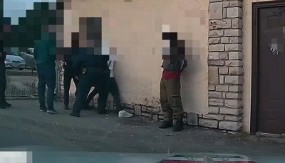 F&ouml;ld&ouml;n fekvő f&eacute;rfiakat b&aacute;ntalmazott a p&eacute;tf&uuml;rdői fiatalember