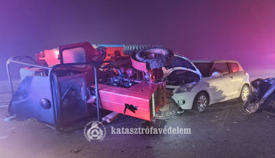 K&eacute;t szem&eacute;lyaut&oacute; &eacute;s egy traktor &uuml;tk&ouml;z&ouml;tt &ouml;ssze a 8-as fő&uacute;ton
