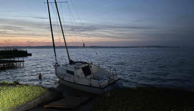 Elszabadult egy vitorl&aacute;s - Balatonalm&aacute;dib&oacute;l  Balatonsz&eacute;plakra keveredett