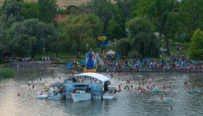 Balatonf&uuml;reden k&ouml;t ki p&eacute;nteken a BalatONkoncert sz&iacute;npadhaj&oacute;ja