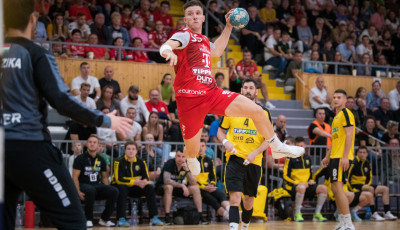&Uacute;jabb j&oacute; h&iacute;r: Mikita Vailupau is hosszabb&iacute;tott