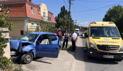 Ker&iacute;t&eacute;snek rohant egy szem&eacute;lykocsi Balatonf&uuml;reden
