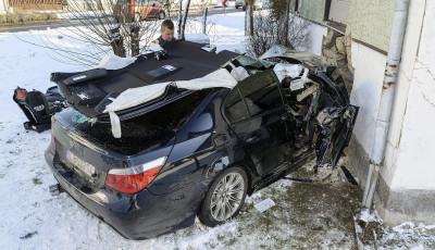 Falnak csap&oacute;dott egy aut&oacute; Balatonalm&aacute;diban, a sofőr nem &eacute;lte t&uacute;l az &uuml;tk&ouml;z&eacute;st