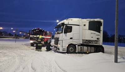 Kamionok akadtak el a V&aacute;roslőd k&ouml;zel&eacute;ben