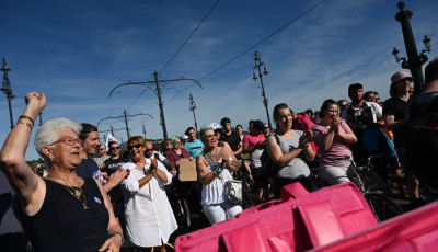 Ajk&aacute;n is demonstr&aacute;lnak &ndash; Folytat&oacute;dnak a KATA m&oacute;dos&iacute;t&aacute;s elleni t&uuml;ntet&eacute;sek