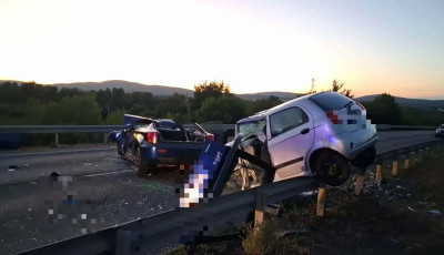 Front&aacute;lis karambol t&ouml;rt&eacute;nt a 82-es fő&uacute;ton, az egyik sofőr &eacute;let&eacute;t vesztette