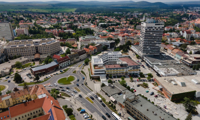A veszpr&eacute;miek bev&aacute;rj&aacute;k egym&aacute;st koncepci&oacute; buk&aacute;sa ut&aacute;n v&eacute;gre l&aacute;mp&aacute;t kap a v&aacute;ros k&ouml;zleked&eacute;si dug&oacute;pontja