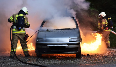Kigyulladt &eacute;s teljes terjedelm&eacute;ben &eacute;gett egy szem&eacute;lyaut&oacute; Soml&oacute;v&aacute;s&aacute;rhelyen