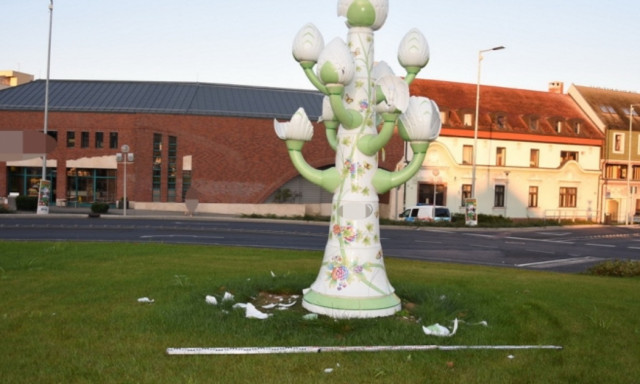 T&ouml;bb, mint m&aacute;sf&eacute;l mill&aacute;s volt a k&aacute;r - B&ouml;rt&ouml;nbe ker&uuml;lhet a veszpr&eacute;mi porcel&aacute;nszobor megrong&aacute;l&oacute;ja